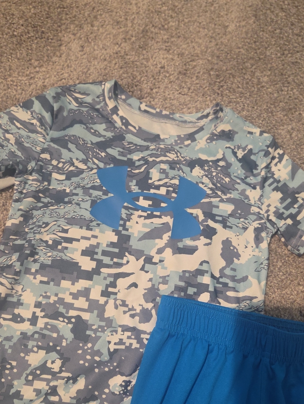 Under Armour Boys' Blue Camo Set Size 5 - Picture 2 of 3